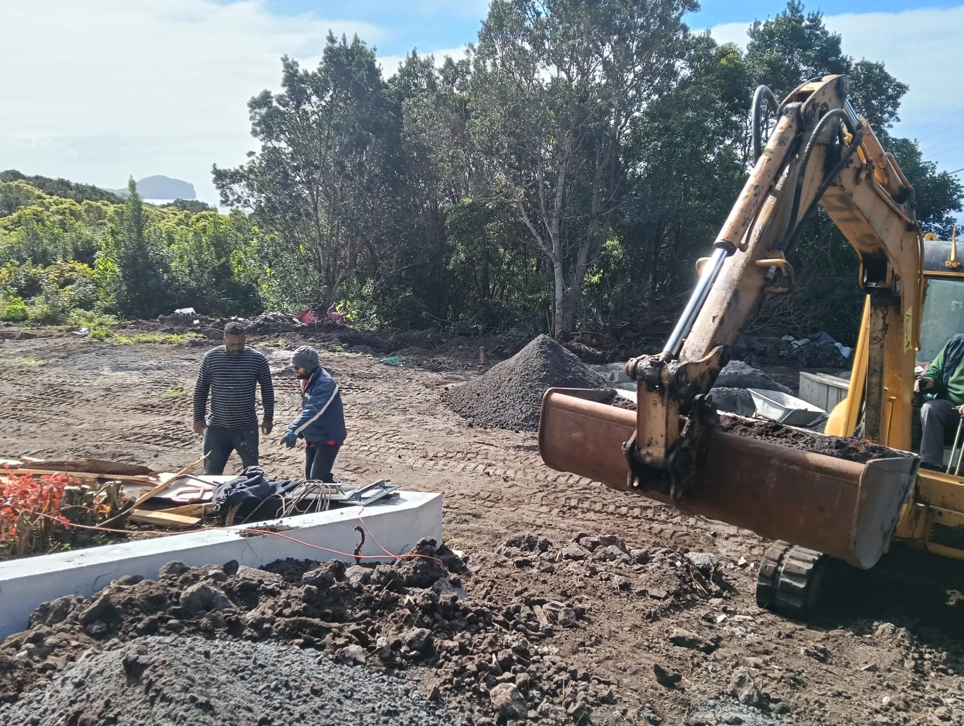 Profissional da WV Construção em obra no Faial